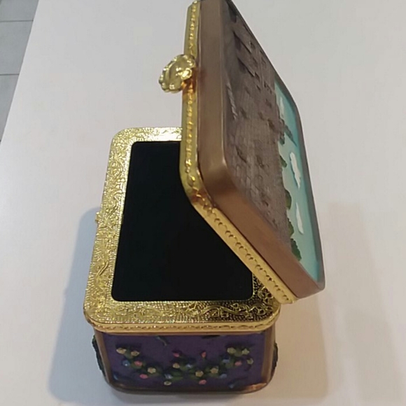 Medium sized hand painted Jewelry Box - Picture 3 of 7